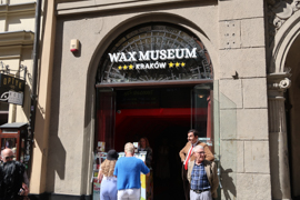 The Donald looking splendid in a Matalan shirt and tie, and an ill-fitting  suit. – Foto de Krakow Wax Museum, Cracóvia - Tripadvisor