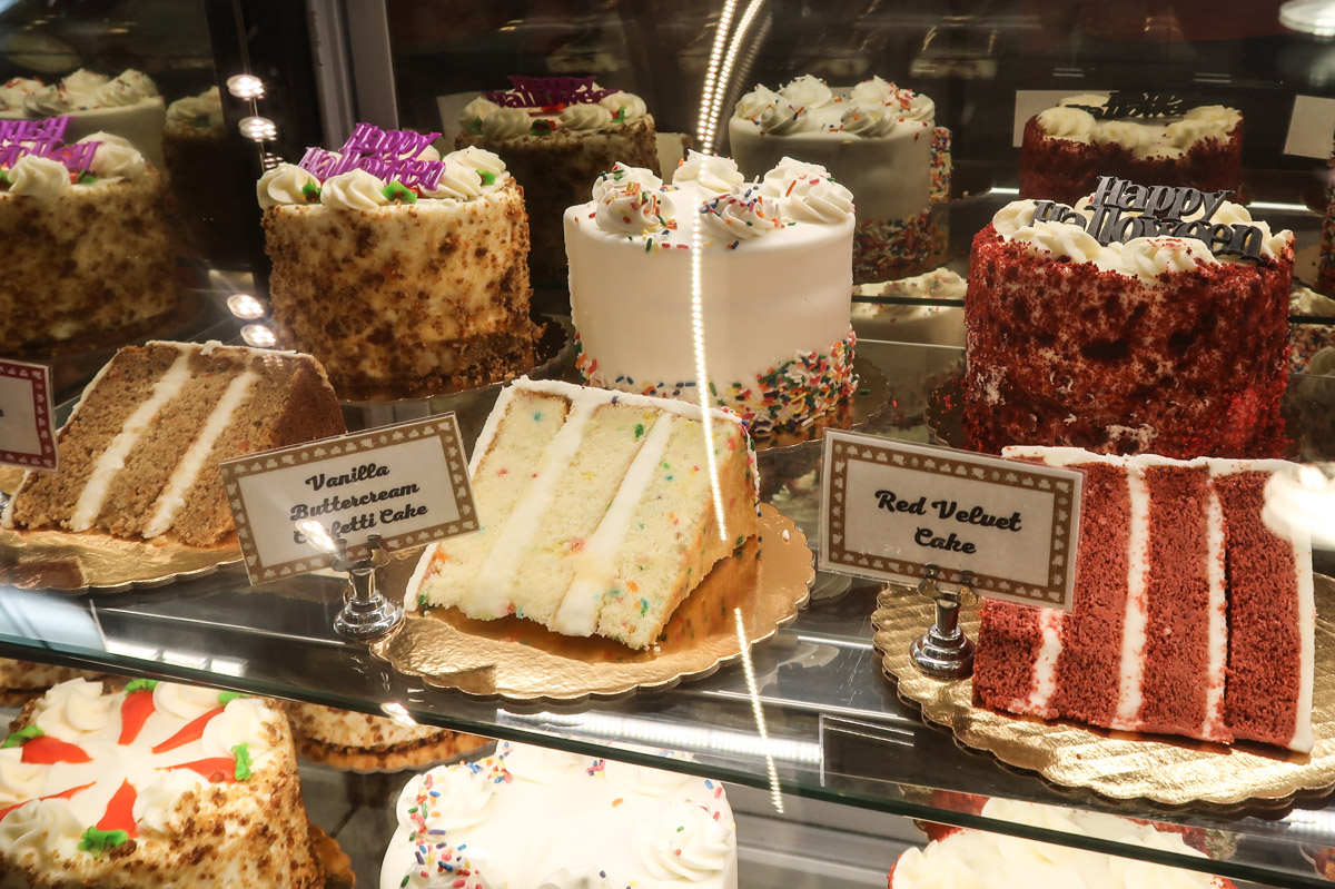 Carlo&#8217;s Bakery Hoboken NJ &#8211; The Heart of a Cake Empire (Pictured Story)