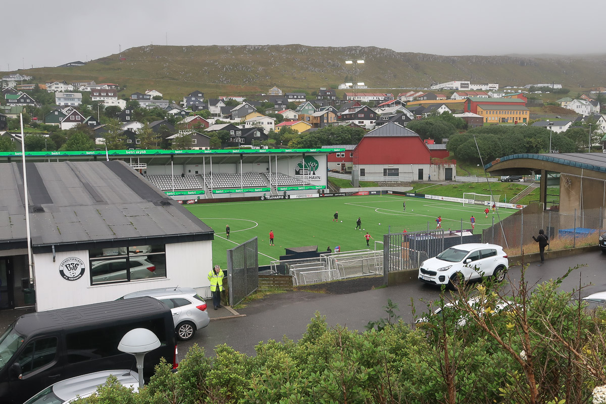 Watching B36 Torshavn at Ovari Vollur (Gundaladur)